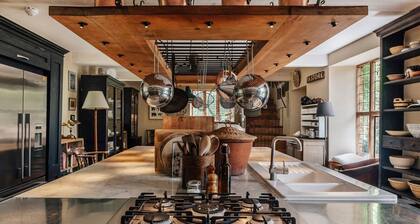 Lavish Tudor Hall Gardens - Sleeps 14