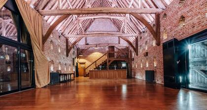 Lavish Tudor Hall Gardens - Sleeps 14