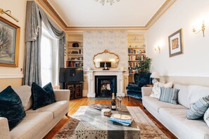 아파트 | 5 개의 침실, 책상, 다리미/다리미판, 인터넷