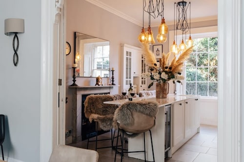 Central Townhouse With Garden Free Parking