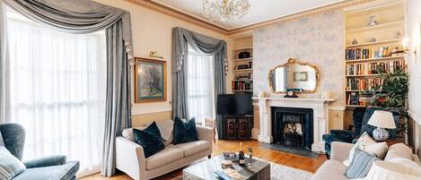 Apartment | 5 bilik tidur, meja, seterika/papan seterika, Internet