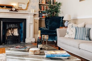 5 bedrooms, desk, iron/ironing board, Internet - Central Townhouse With Garden Free Parking (Bath)