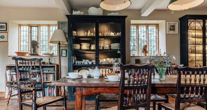 Lavish Tudor Estate Gardens - Sleeps 25