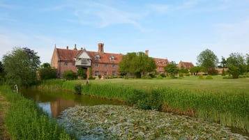 House | 13 bedrooms, iron/ironing board, Internet