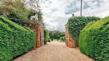 House | 13 bedrooms, iron/ironing board, Internet