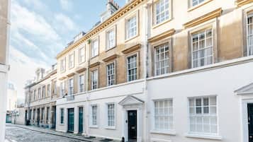 Căn hộ | 2 phòng ngủ, bàn, bàn ủi/dụng cụ ủi quần áo