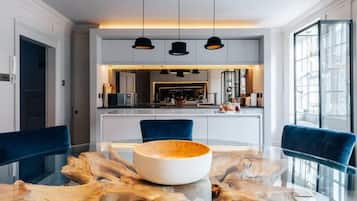 Căn hộ | 2 phòng ngủ, bàn, bàn ủi/dụng cụ ủi quần áo