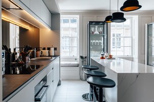 2 habitaciones, escritorio y tabla de planchar con plancha 