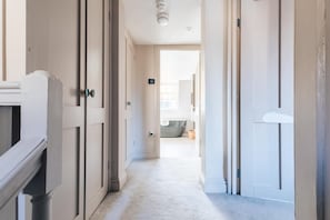 Appartement | Bureau, fer et planche Ă repasser, Internet