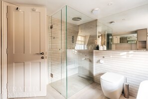 Maison | Salle de bain | Sèche-cheveux, papier toilette