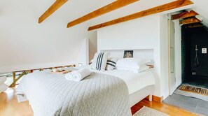 Apartment | 6 bedrooms, desk, iron/ironing board, Internet