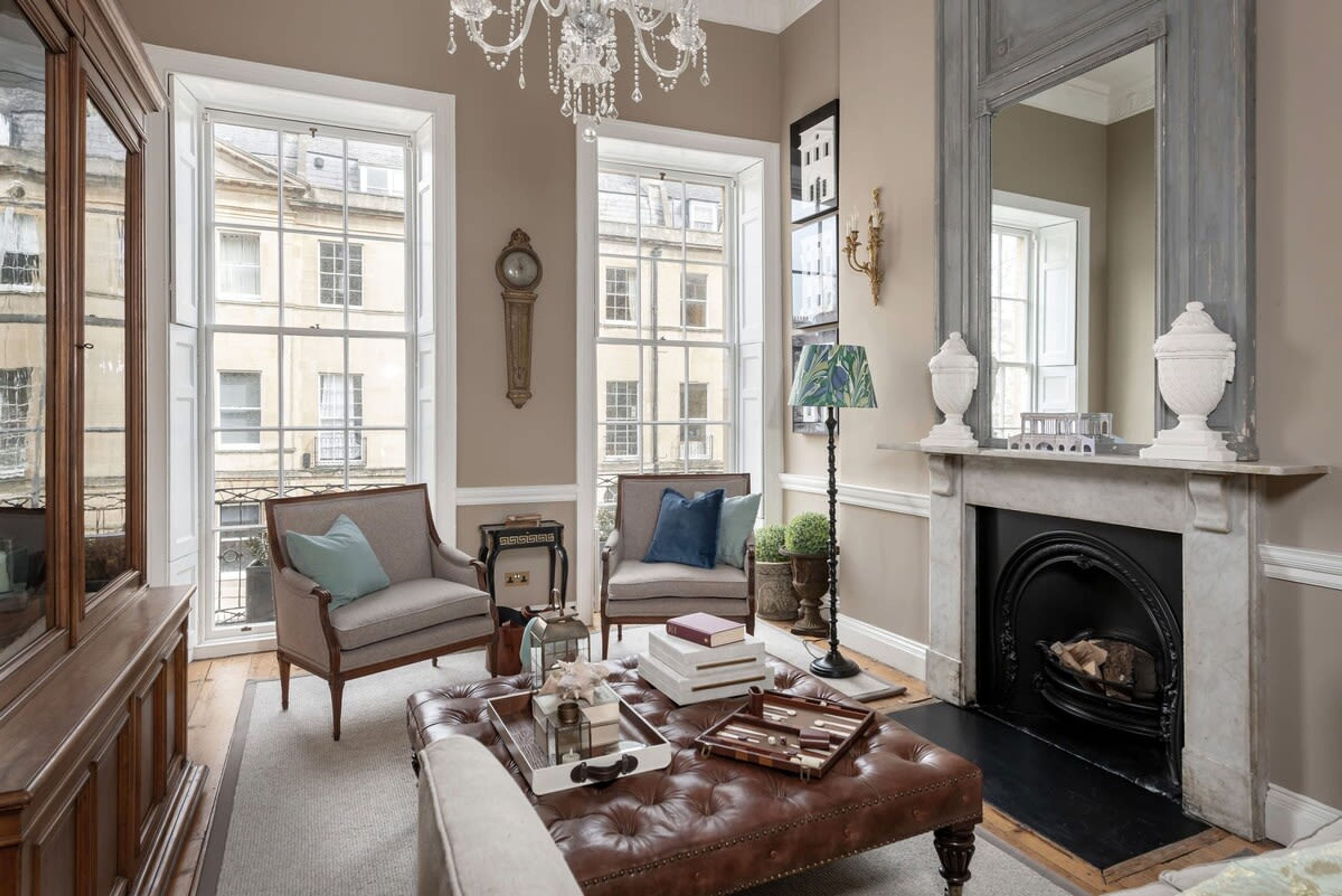 6 habitaciones, escritorio y tabla de planchar con plancha 