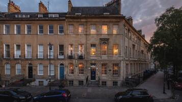 Apartment | 6 bilik tidur, meja, seterika/papan seterika, Internet