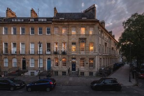 Apartment | 6 bilik tidur, meja, seterika/papan seterika, Internet