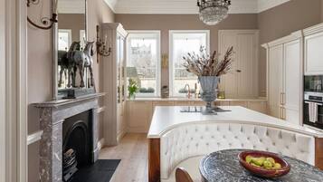 6 bedrooms, desk, iron/ironing board, Internet