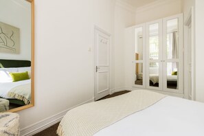 Apartment | 1 bedroom, Internet - Spacious Apartment With Office Rear Terrace (London)