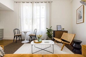 Apartment | 1 bedroom, Internet - Spacious Apartment With Office Rear Terrace (London)