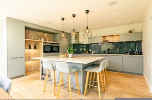 House | 5 bedrooms, desk, iron/ironing board, Internet - Luxury Home With Garden Gym Roof Terrace (Bath)