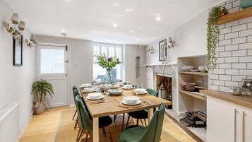 3 bedrooms, iron/ironing board, Internet