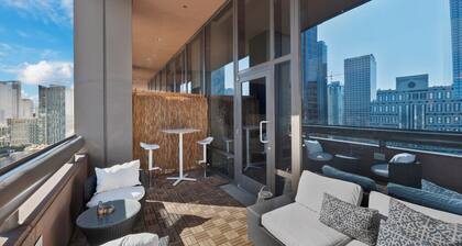 SK-Living DTLA 2 Story Loft with a Balcony