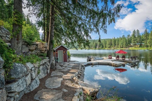 Beautiful Lake Cabin on Kelso Lake, Idaho! Close to Silverwood!