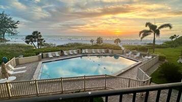 2 habitaciones, escritorio y tabla de planchar con plancha