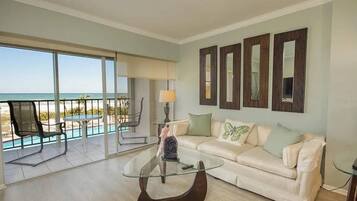 2 habitaciones, escritorio y tabla de planchar con plancha