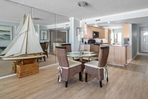 Apartamento | 2 quartos, escrivaninha, ferros/tábuas de passar roupa