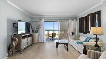 2 habitaciones, escritorio y tabla de planchar con plancha