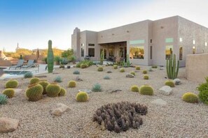 3 bedrooms, desk, iron/ironing board, Internet - Scottsdale Luxury Heated Pool Desert View (Scottsdale)