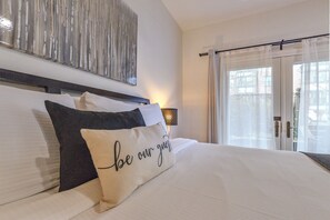 Habitación de lujo doble, 1 cama de matrimonio grande | Ropa de cama de alta calidad y colchones con acolchado adicional