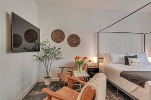 Estudio, 1 cama de matrimonio grande | Zona de estar | Televisión de pantalla plana de 40 pulgadas con canales digitales