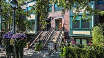 Classic architecture meets serene surroundings in this beautifully maintained building.