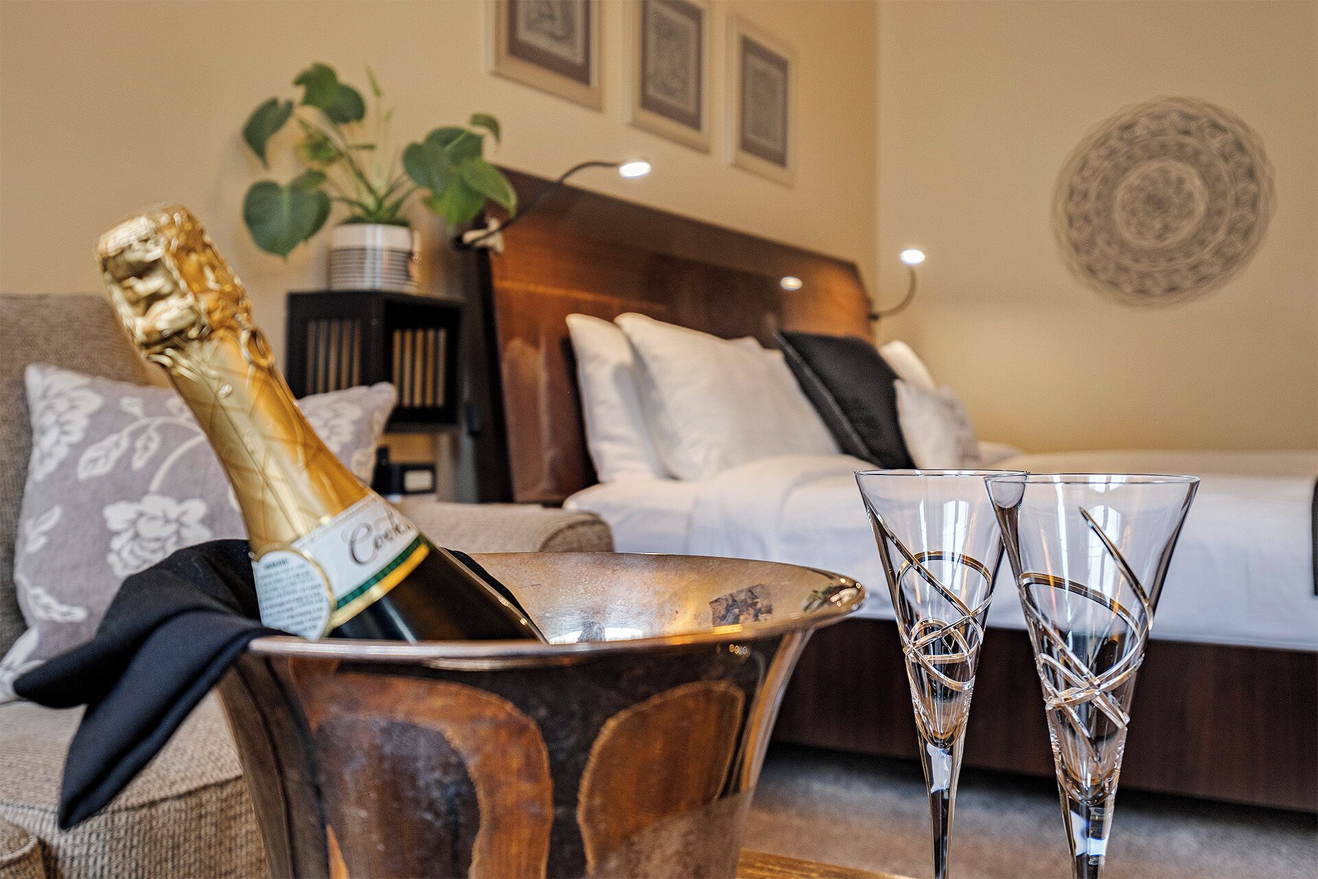 Manor Queen Suite B4 | Hypo-allergenic bedding, down comforters, pillowtop beds