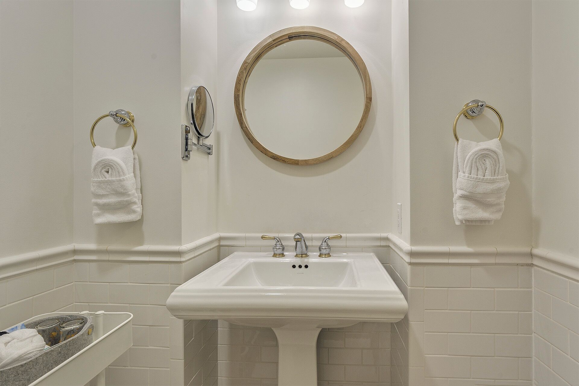 Balcony King with Kitchen (No Pet) | Bathroom | Free toiletries, hair dryer, bathrobes, towels