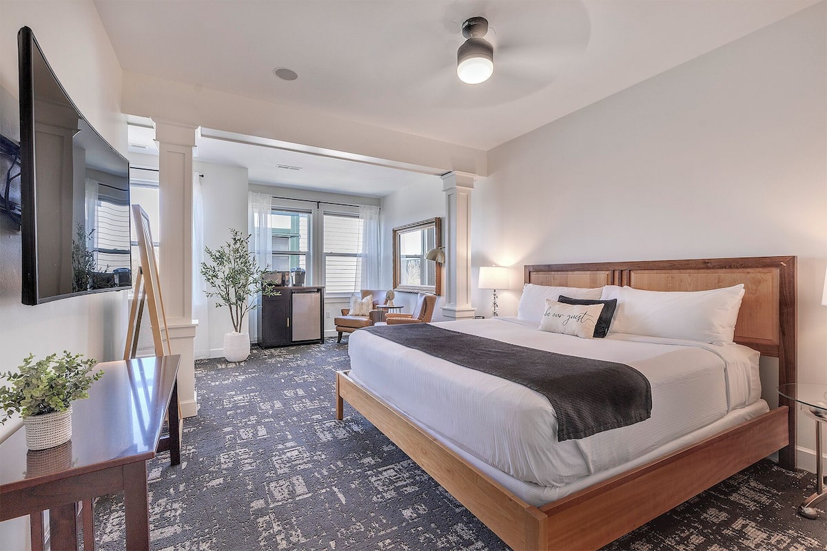 Soaking Tub King Suite C4 | Ropa de cama hipoalergénica, edredón y camas con pillow-top