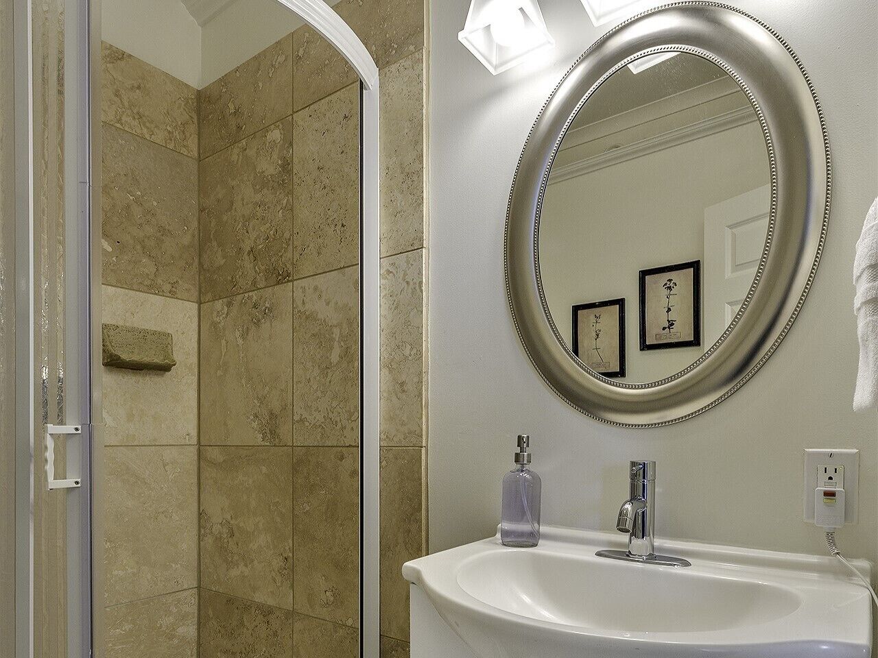 Cozy Fireplace Queen (No Pet) | Bathroom | Free toiletries, hair dryer, bathrobes, towels