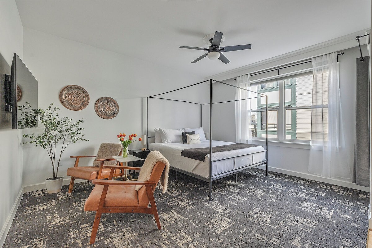 Estudio, 1 cama King size | Ropa de cama hipoalergénica, edredón y camas con pillow-top