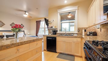 Studio King C2 | Private kitchen | Mini-fridge, microwave, coffee/tea maker, electric kettle