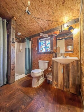 Douche, baignoire à jets, serviettes fournies