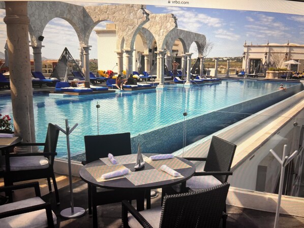Una piscina al aire libre, una piscina climatizada