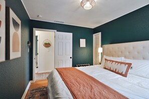 3 habitaciones, tabla de planchar con plancha y cuna de viaje