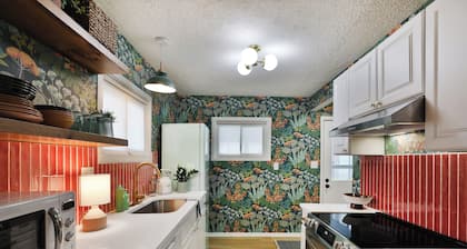 THE GOOD PLACE - Uptown Westerville's Premier Vacation Home - Colorful & Cozy
