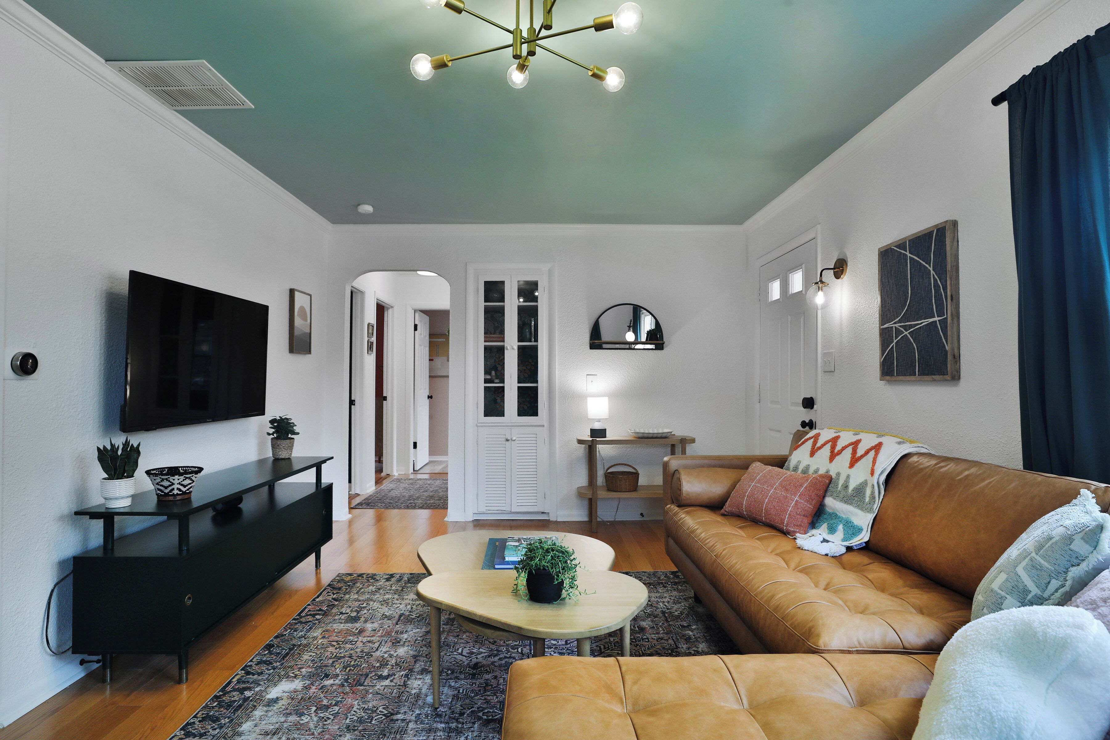 TV connectée, livres, chaîne hi-fi