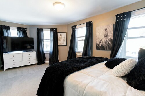 Derby City Retreat - within walking distance of many restaurants and bars