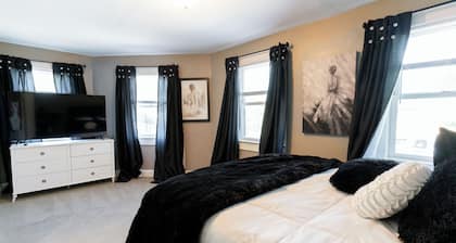 Derby City Retreat - within walking distance of many restaurants and bars