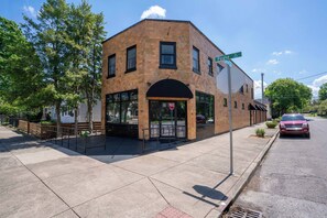 Exterior - Derby City Retreat - within walking distance of many restaurants and bars (Louisville)