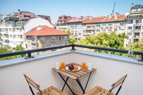 Spacious 1bdr Apartment in City Centre With Balcony