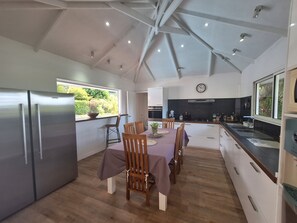 Kühlschrank, Mikrowelle, Ofen, Wasserkocher mit Kaffee-/Teezubehör