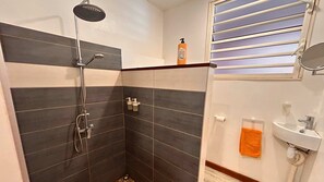 Dusche, Haartrockner, Handtücher